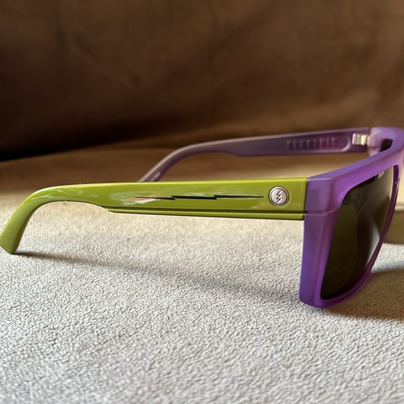 Electric Black Top Sunglasses (unisex) - Picture 2 of 9